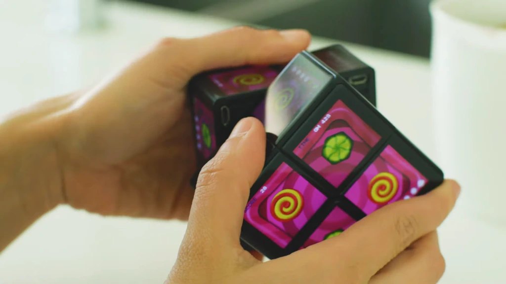 Le Rubikâ€™s WOWCube, version high-tech du cÃ©lÃ¨bre casse-tÃªte, dÃ©barque dans...